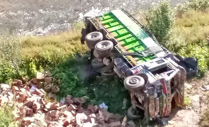त्रिशुली नदि किनारमा मालबाहक ट्रक खस्यो ।