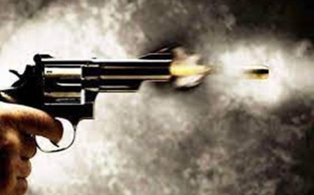 आफैले गाेली हानी प्रहरी जवान घाइते ।