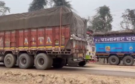 दुम्कीबासमा डाभर्सन बगाउँदा पूर्वपश्चिम राजमार्ग अवरुद्ध ।