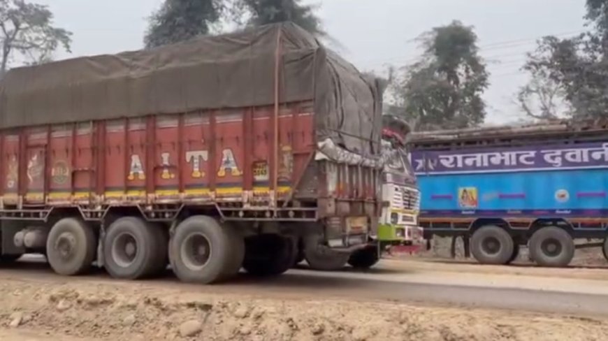 दुम्कीबासमा डाभर्सन बगाउँदा पूर्वपश्चिम राजमार्ग अवरुद्ध ।