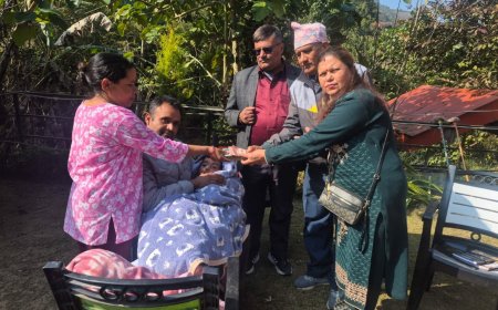 ब्रेन ट्युमर पिडित निश्चल घिमिरेलाई केरवादी सम्पर्क समाजद्धारा आर्थिक सहयाेग हस्तान्तरण