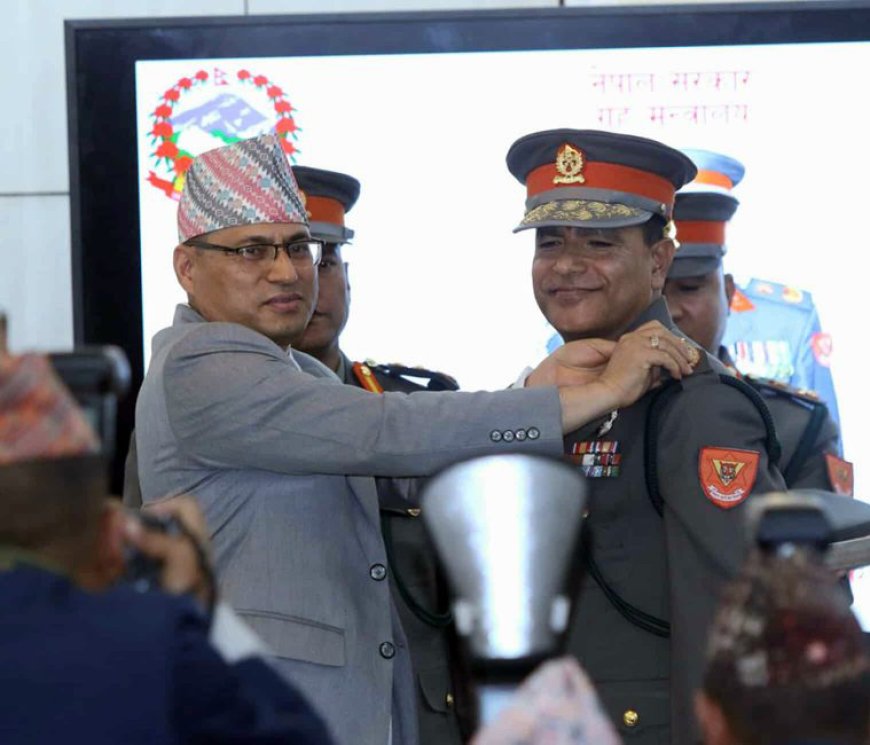 सशस्त्र प्रहरीका महानिरीक्षक पौडेलले लगाए दर्ज्यानी चिह्न