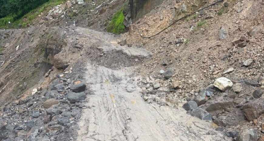 कोदारीमा सडक भासिँदा तातोपानी नाका पुनः ठप्प, मालवाहक कन्टेनर रोकिए